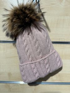 Hovedbilde Strikkelue m/dusk oppbrett Rosa